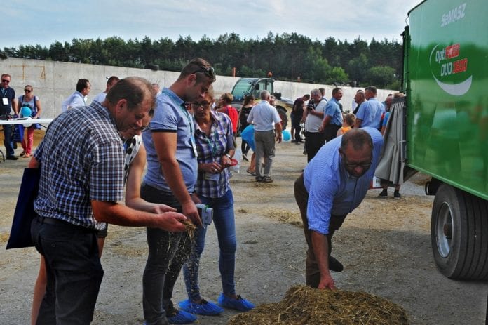 Narodowy Dzień Mlecznej Fermy, bydło mleczne, mleko, produkcja mleka, kiszonak z kukurydzy, wozy paszowe, 