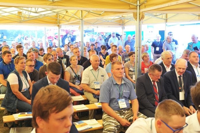 Narodowy Dzień Mlecznej Fermy, bydło mleczne, mleko, produkcja mleka, kiszonak z kukurydzy, wozy paszowe, 