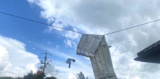 Nawałnica zerwała dach z obory. Blacha fruwała po całej wsi