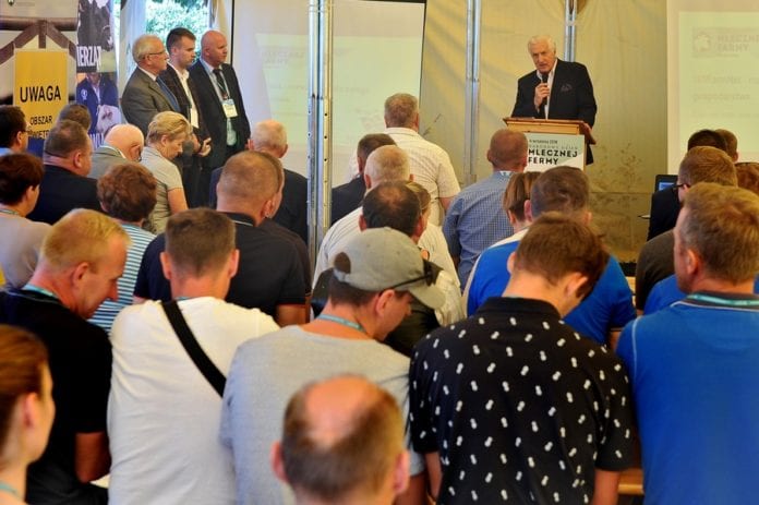 Narodowy Dzień Mlecznej Fermy, bydło mleczne, mleko, produkcja mleka, kiszonak z kukurydzy, wozy paszowe, 