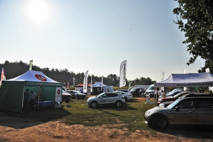 Narodowy Dzień Mlecznej Fermy, bydło mleczne, mleko, produkcja mleka, kiszonak z kukurydzy, wozy paszowe, 