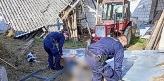 Monieccy policjanci pomogli 60-latkowi, którego przygniotły ciężkie drzwi do stodoły