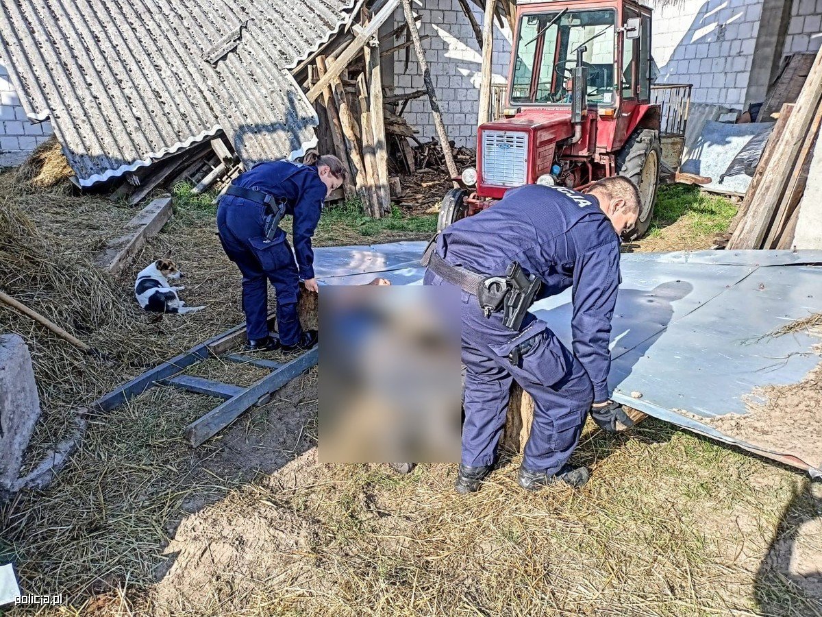 Monieccy policjanci pomogli 60-latkowi, którego przygniotły ciężkie drzwi do stodoły