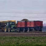 Groźny wypadek podczas zbioru ziemniaków w Sobótce. Dwie kobiety trafiły do szpitala