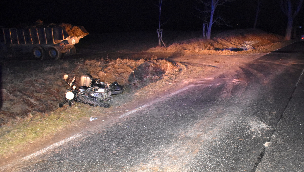 Pijany motorowerzysta uderzył w ciągnik rolniczy