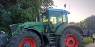 Groźne zderzenie na torach. Ciągnik rolniczy wjechał pod pociąg