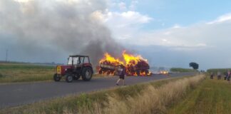 Przyczepa za słomą zapaliła się podczas transportu