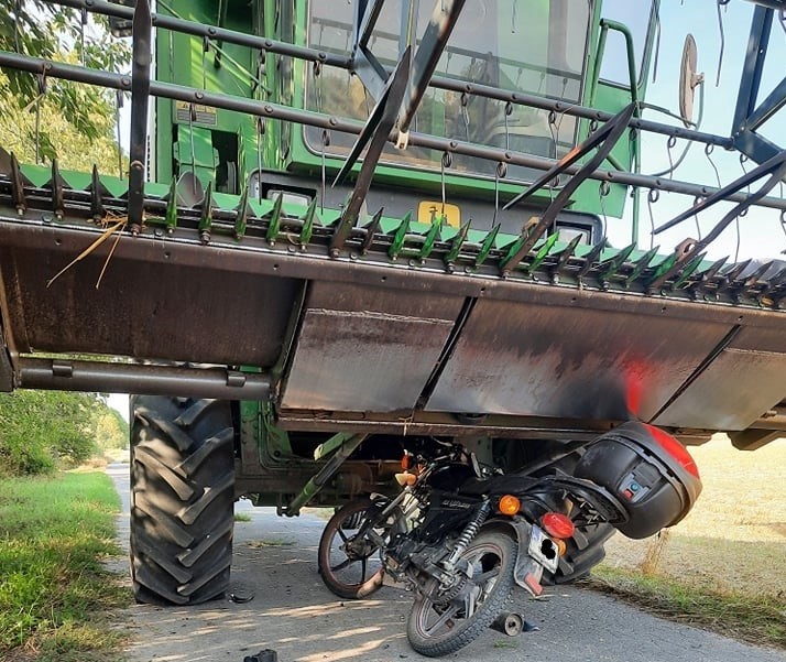 Groźne zderzenie motocyklisty z kombajnem