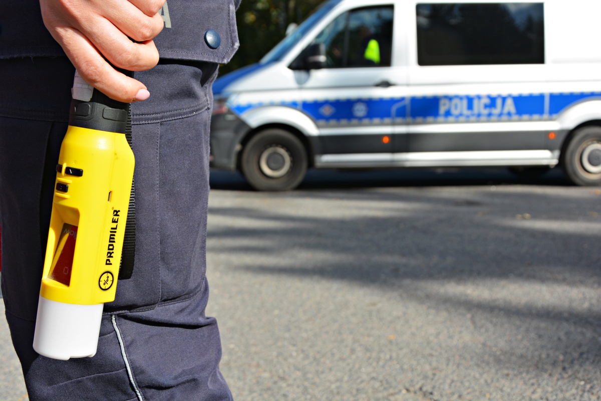 Traktorzysta z blisko dwoma promilami przyjechał do sklepu po skrzynkę piwa