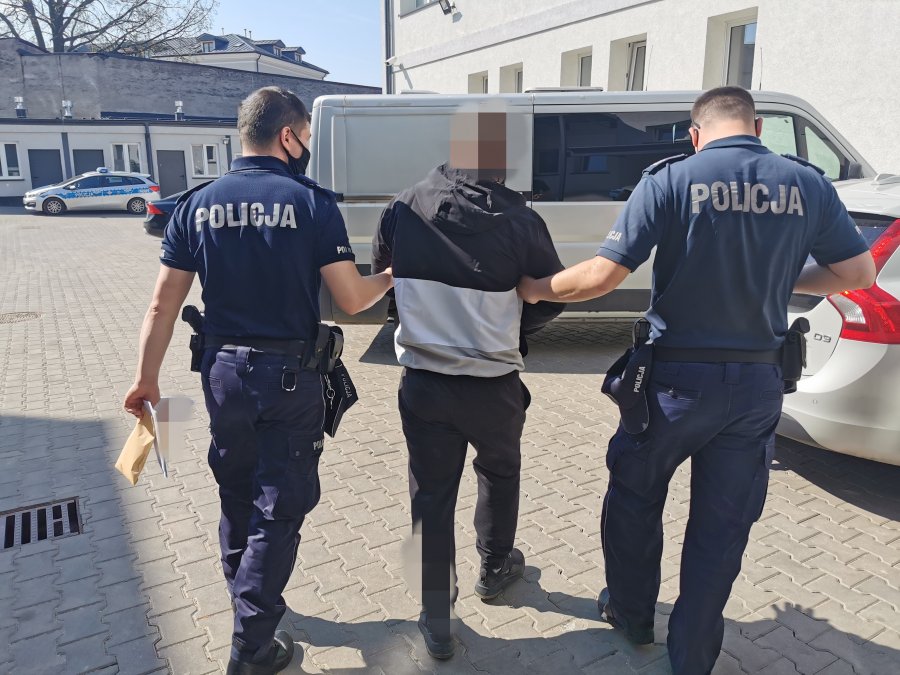 Chciał ukraść ciągnik ale nie potrafił wyjechać z posesji