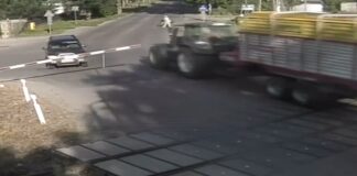 Ciągnikiem staranował szlaban kolejowy. Policja poszukuje kierowcy