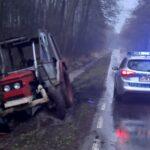 Pijany traktorzysta wjechał do rowu i zasnął. Drzemkę przerwali policjanci