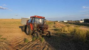Szok na drodze. 29-latek prowadził ciągnik i pił alkohol podczas jazdy