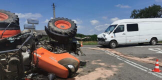 Zderzenie mercedesa z ciągnikiem rolniczym