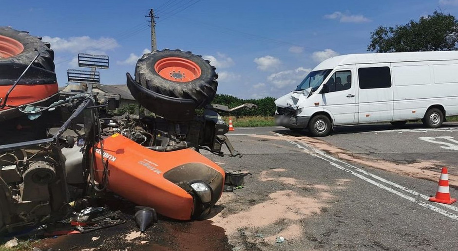 Zderzenie mercedesa z ciągnikiem rolniczym