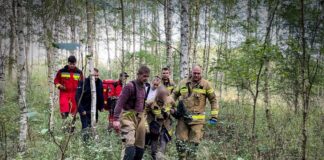 Łzy szczęścia po odnalezieniu mamy- policyjny śmigłowiec zlokalizował zaginioną