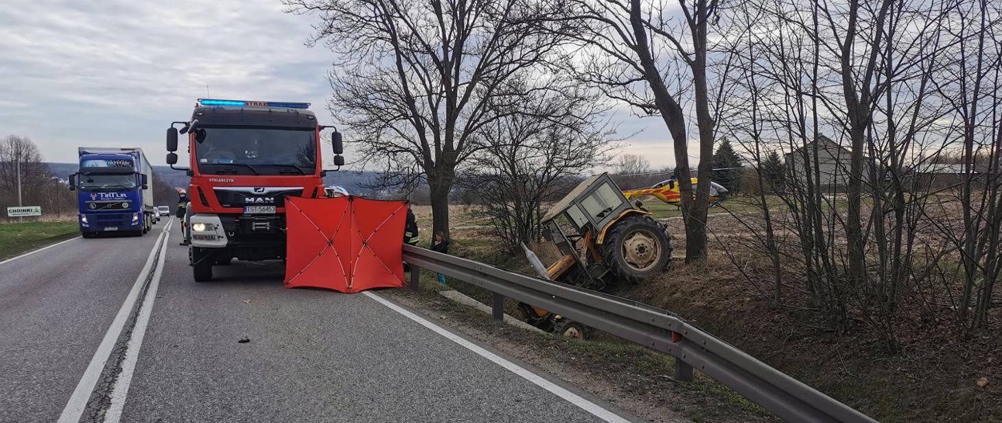 Traktorzysta zasłabł na drodze i wjechał do rowu