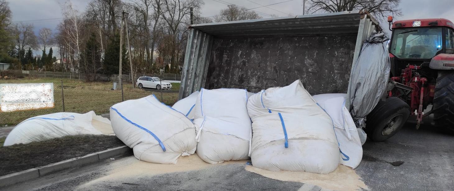 Przyczepa wyładowana big bagami z paszą przewróciła się na DK15