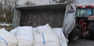 Przyczepa wyładowana big bagami z paszą przewróciła się na DK15
