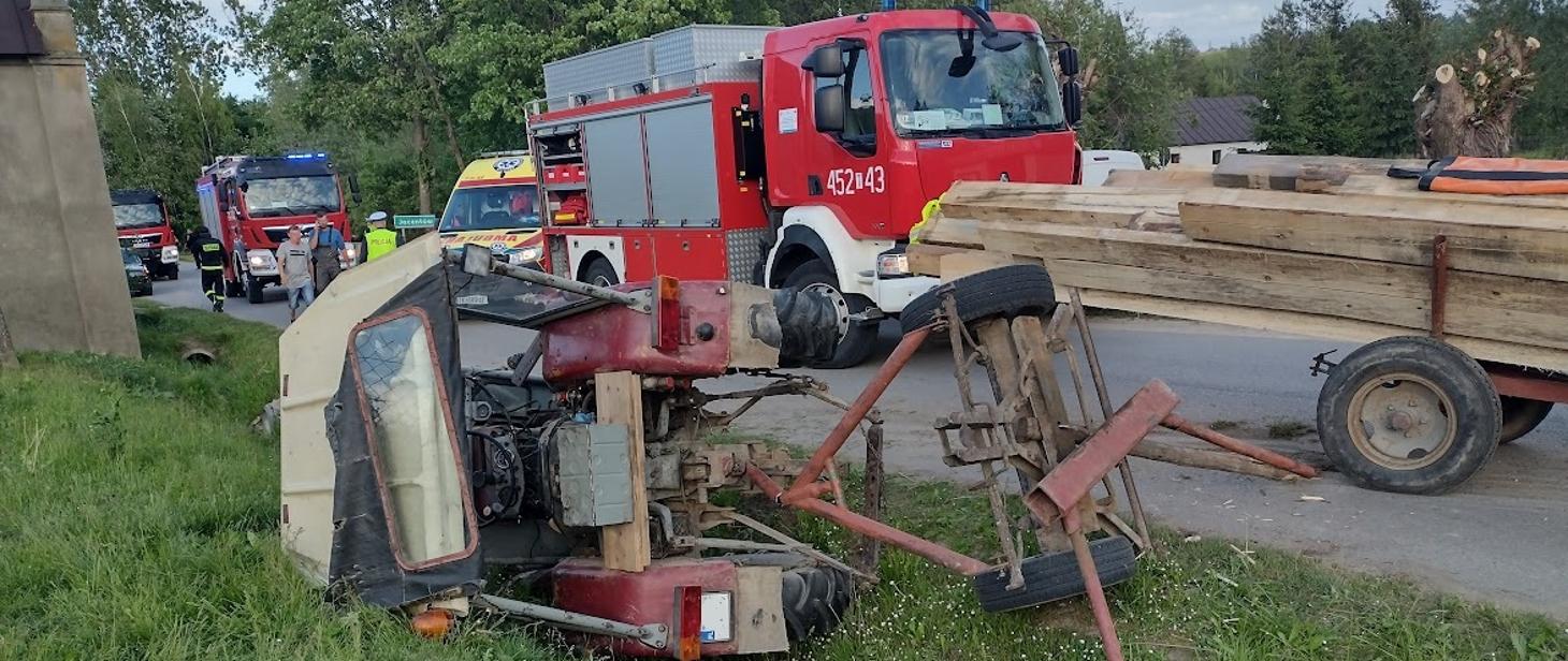 Ciągnik w rowie. Dwie osoby poszkodowane