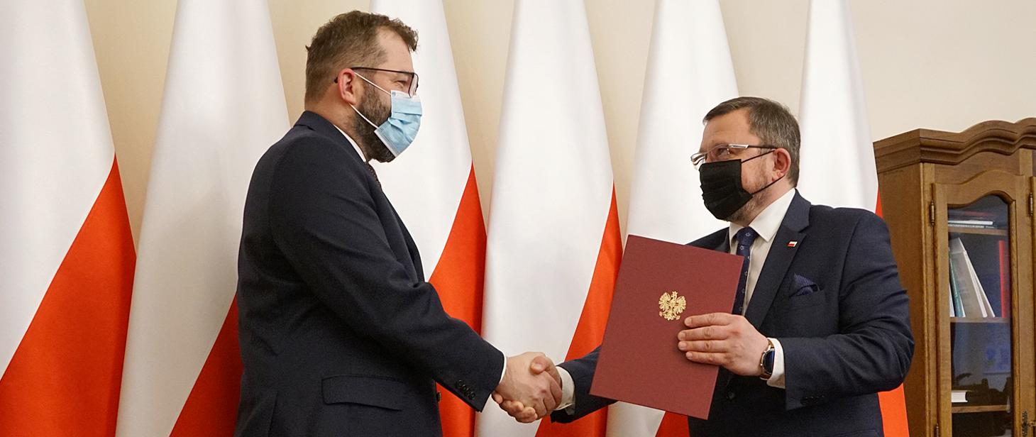 Minister rolnictwa i rozwoju wsi Grzegorz Puda wręczył akt powołania nowemu szefowi inspekcji weterynaryjnej