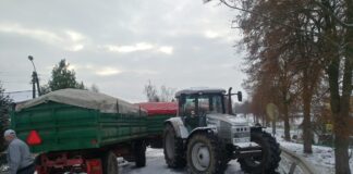Traktorzysta wpadł w poślizg i zablokował drogę!