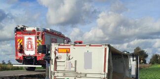 Groźny wypadek pod Dobrem! Tona zboża wylądowała na polu!