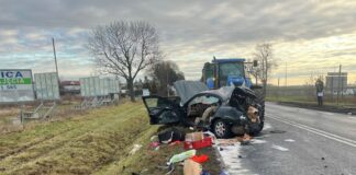 Wypadek z udziałem ciągnika rolniczego. Jaguar zmasakrowany