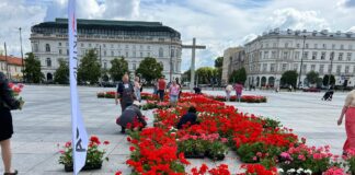 AGROunia: Polskie ogrodnictwo jest na kolanach i umiera. Krzyż z kwiatów na Placu Piłsudskiego