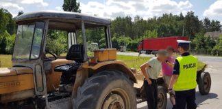 Pijany traktorzysta urządził sobie pogawędkę na środku drogi