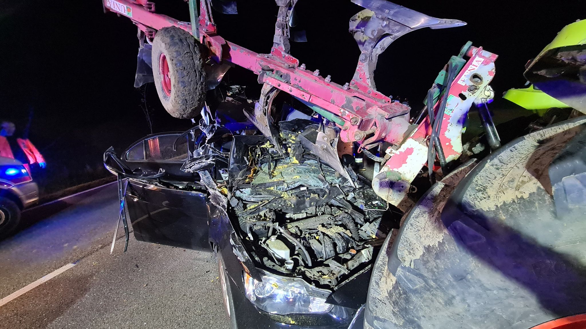 Mitsubishi wbiło się w pług. Groźny wypadek w Wielkopolsce. Zdjęcia: JRG Krotoszyn