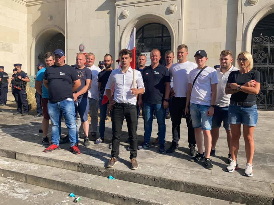 AGROunia zabarykadowała wejście do Ministerstwo Rolnictwa