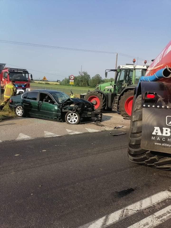 Groźne zderzenie ciągnika rolniczego z BMW 