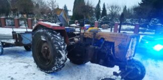 Pijany traktorzysta z zakazem jazdy zatrzymany. Obywatelska reakcja zapobiegła tragedii
