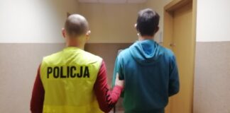Przyłapani przez policjantów na rozbiórce starego młyna