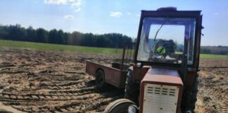 80-latek wypadł z ciągnika podczas prac polowych, pojazd po nim przejechał