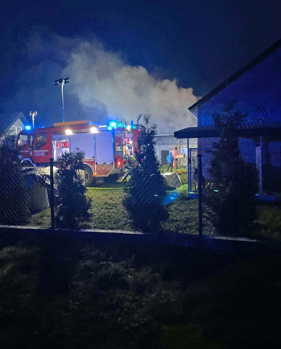 Policjanci wyprowadzili z płonącej obory 40 krów