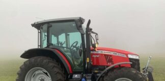 Agresywny kierowca osobówki napadł na ciągnik rolniczy