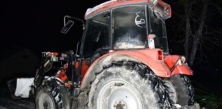 Pijany traktorzysta wjechał w radiowóz. Kierowca ciągnika trafił za kratki