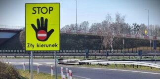 Chwile grozy na drodze: 73-latek traktorem pod prąd na ekspresówce