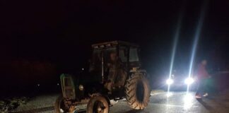 Rolnikowi zabrakło paliwa. Zostawił nieoświetlony ciągnik na drodze!
