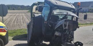 Traktorzysta zignorował znak STOP i wjechał wprost pod pociąg