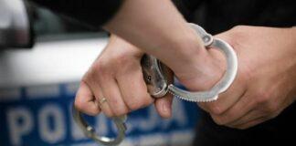 Usiłował zabić ojca? Przed policjantami ukrył się w stodole w sianie