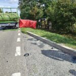 Tragiczny wypadek na DK-60. Tesla uderzyła w ciągnik z przyczepą