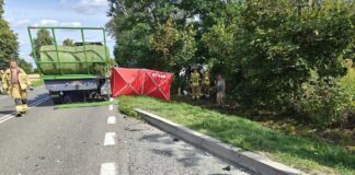 Tragiczny wypadek na DK-60. Tesla uderzyła w ciągnik z przyczepą