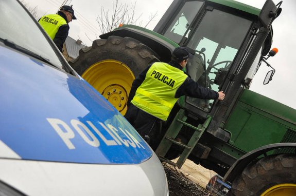 Ciągnikiem rolniczym wjechał do rowu. Wydmuchał dwa promile!
