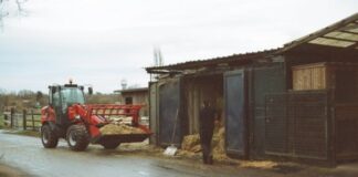 Pijany, na zakazie zdemolował traktorem posesję sąsiadowi