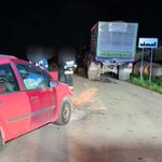 Osobówka wbiła się w zestaw rolniczy. 78-letni kierowca trafił do szpitala