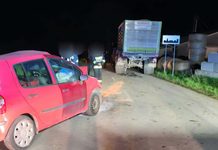 Osobówka wbiła się w zestaw rolniczy. 78-letni kierowca trafił do szpitala