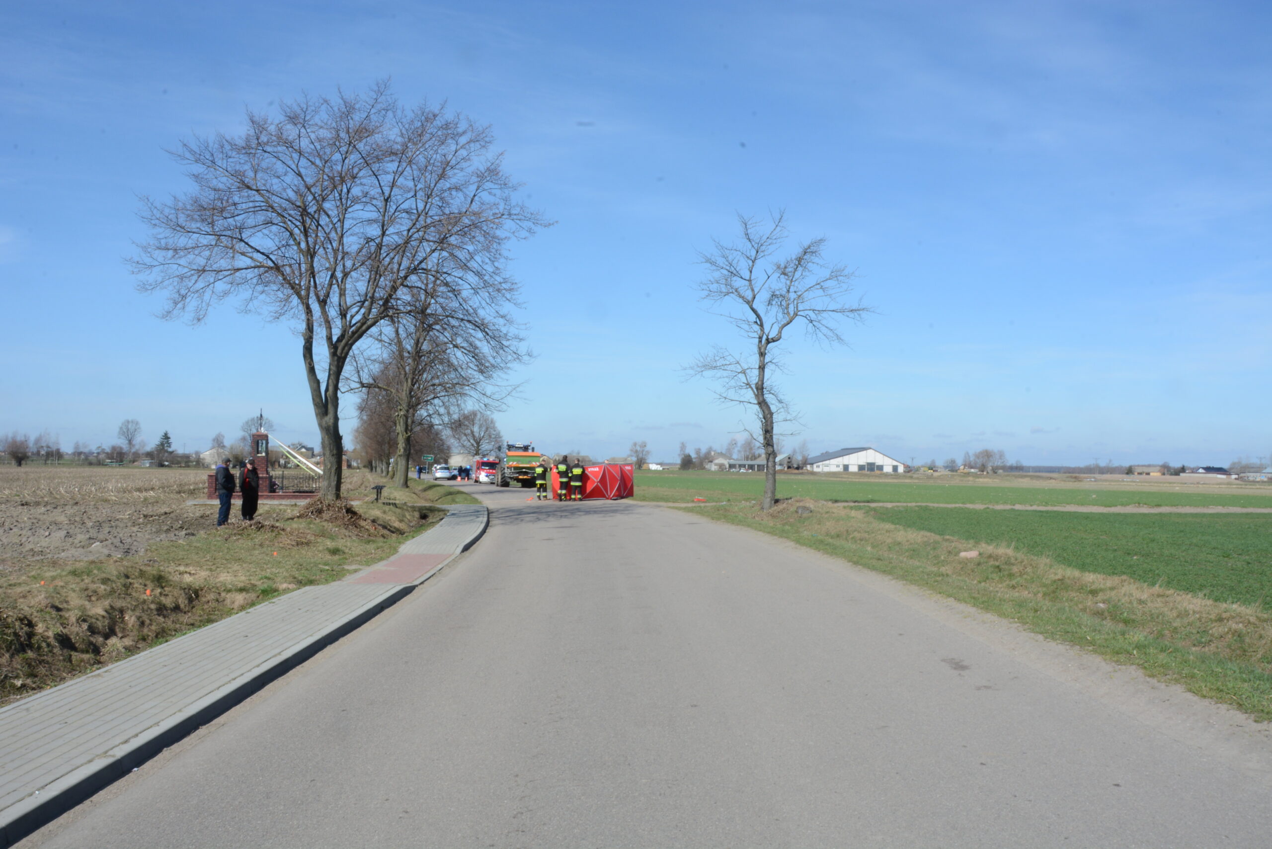 Motocyklista wymusił pierwszeństwo i uderzył w ciągnik